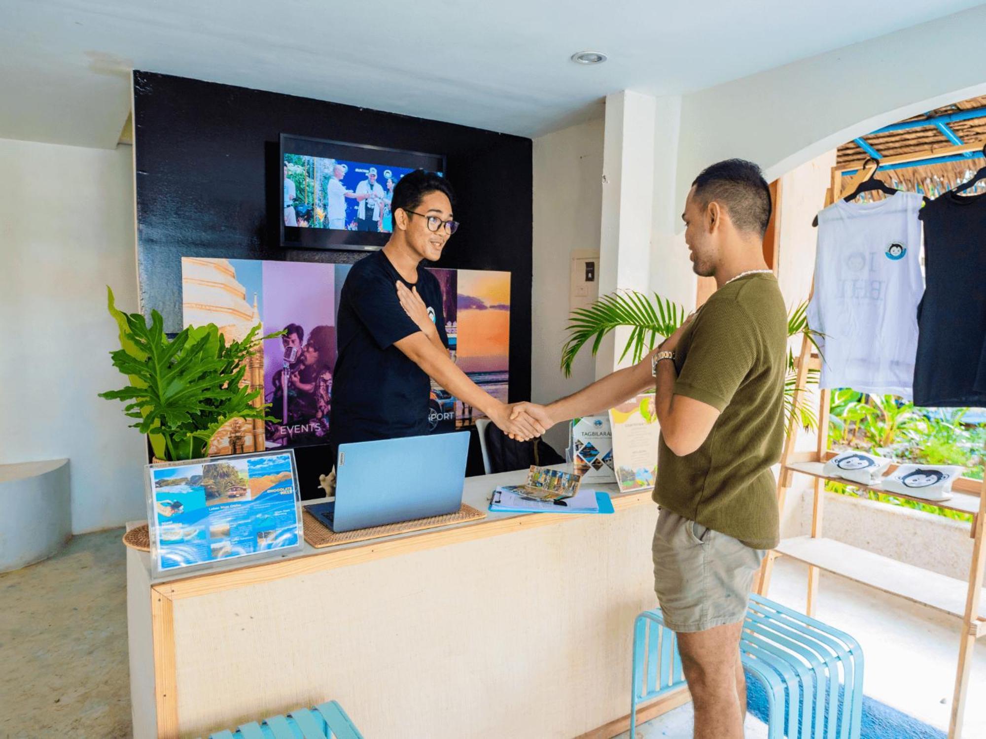 Mad Monkey Panglao Hostel Exterior photo